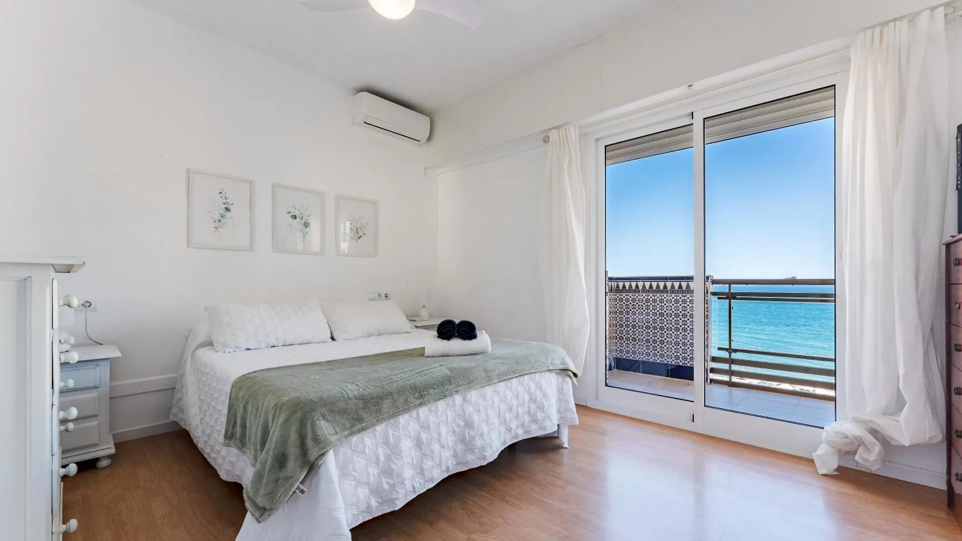 2 Bed 1 Bath Very Bright Apt Fuengirola 0*,